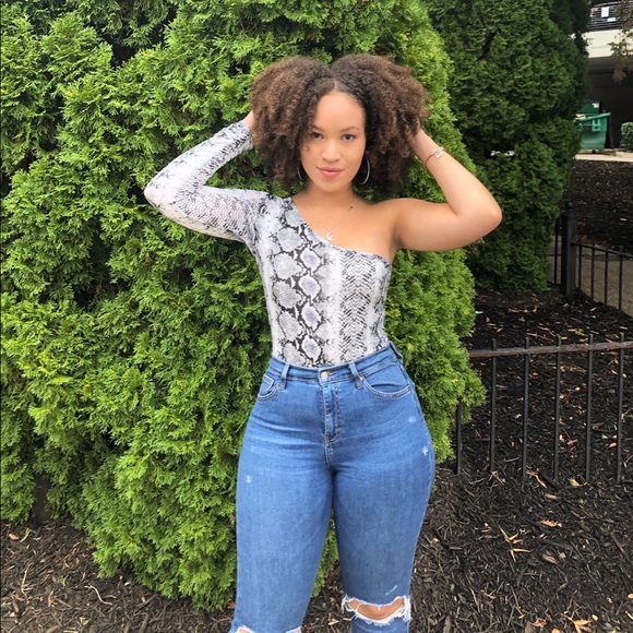 Meet your Posher, Donni 💕 - Picture 3 of 16